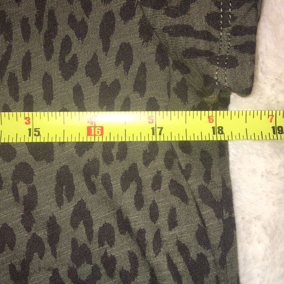 LOFT Green Leopard Print T-Shirt Size M - Picture 4 of 7